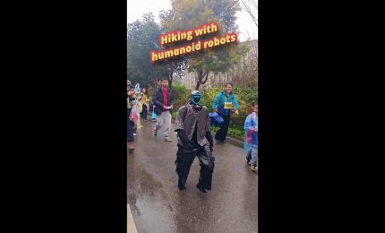 Cina, robot umanoidi partecipano a un'escursione a Guilin
