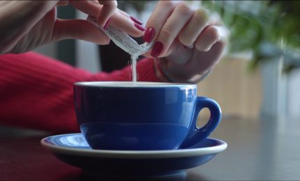 Microplastiche nello zucchero, oltre mille particelle nelle bustine da bar