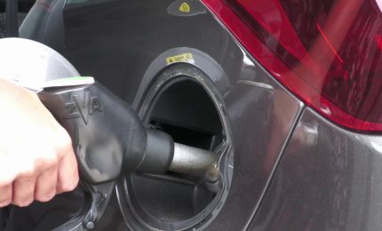 Carburanti, il governo taglia le accise