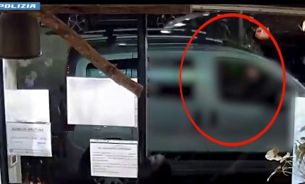 Rapina con pistola a Milano per rubare uno zaino, 3 arresti