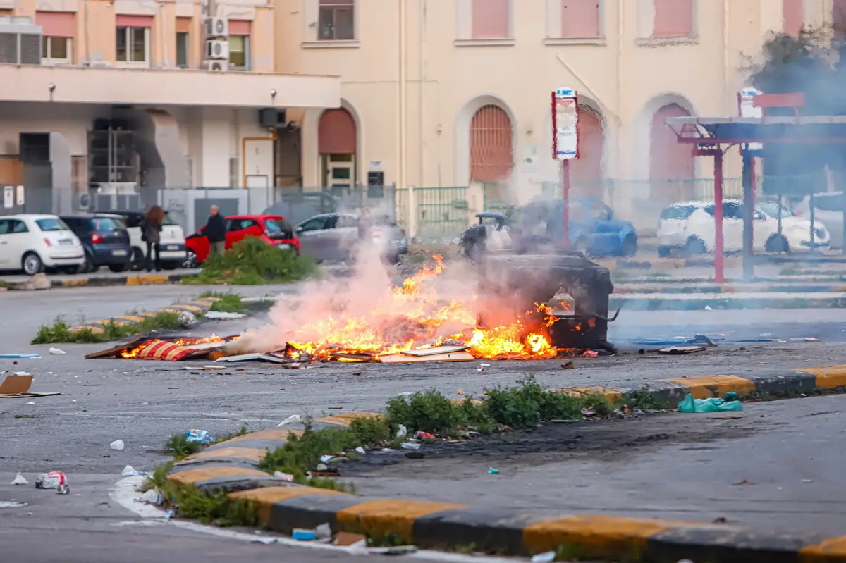 Notte di fuoco a Palermo per le &ldquo;vampe&rdquo; di San Giuseppe, in fiamme anche cassonetti e auto