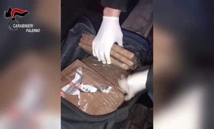 A Palermo arrestati due corrieri della droga, sequestrati hashish e armi