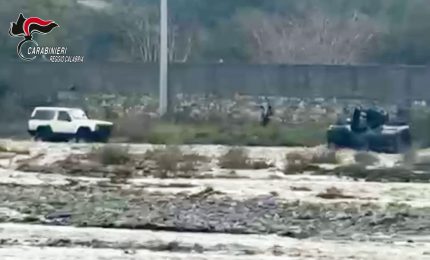 Auto si ribalta in un torrente nel Reggino, tratte in salvo due persone