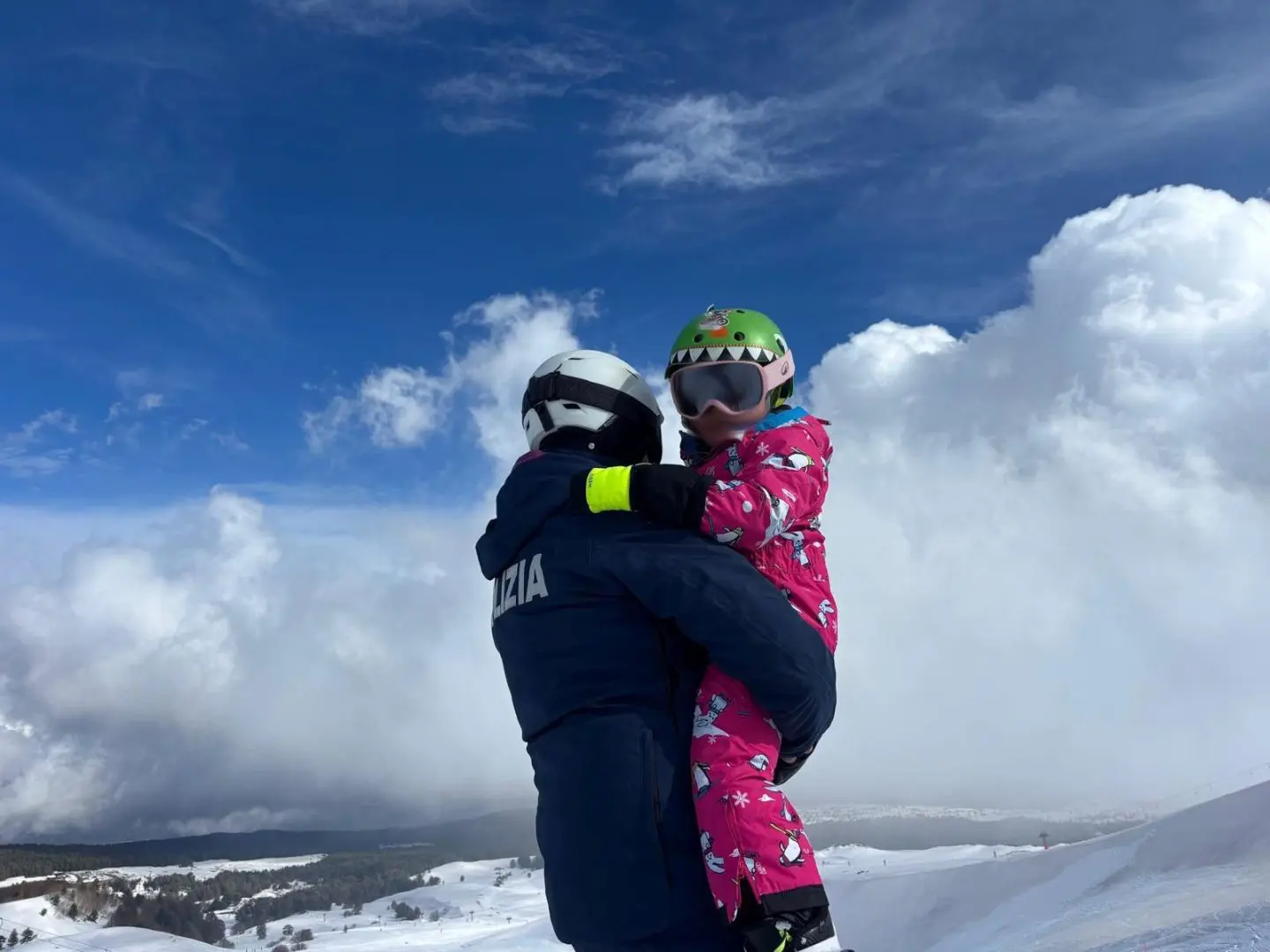 Bloccata sulla neve insieme ai genitori sull&rsquo;Etna, bimba di 9 aiutata dai poliziotti