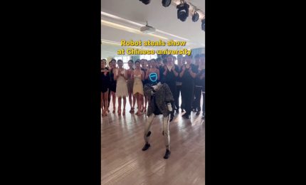 Un robot balla con gli studenti in un'universit&agrave; cinese