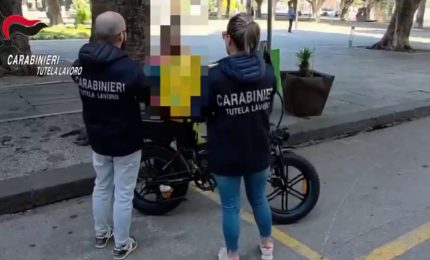 Rider pagati 3 euro a consegna, 4 indagati per caporalato a Messina