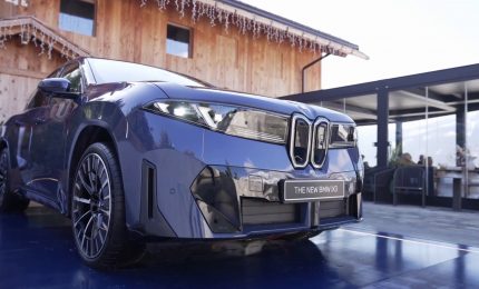 Con la IX3 BMW introduce la sesta generazione eDrive