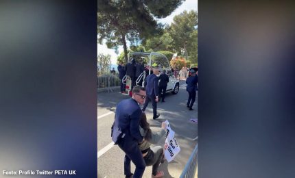 Attiviste Peta bloccano papamobile a Monaco per protesta contro le corride