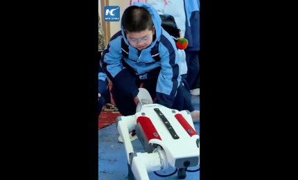 Cina, i robot accolgono gli studenti al primo giorno di scuola
