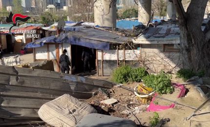Blitz dei Carabinieri in campo nomadi a Napoli, sequestri e proteste
