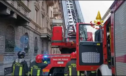 Incendio in una palazzina a Milano, evacuati i condomini: le immagini