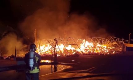 Incendio nella notte a Santa Croce Camerina, nessun coinvolto