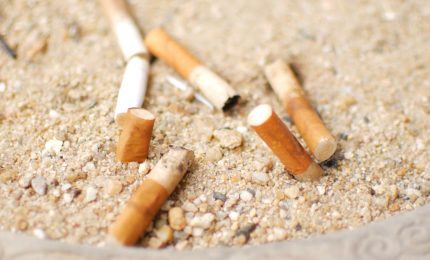 Spiagge italiane, boom di mozziconi e plastica