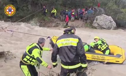 Maltempo, tratti in salvo 32 turisti rimasti isolati nel Messinese: le immagini