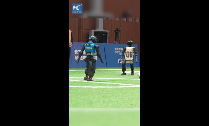 Cina, robot programmati da studenti delle scuole medie giocano a calcio