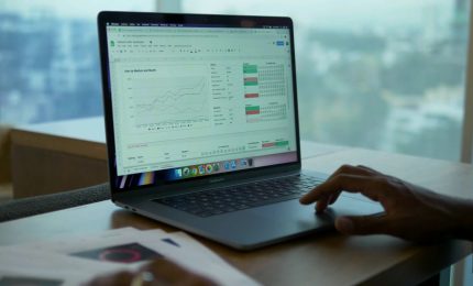 Bce, guerra in Iran minaccia la crescita e spinge l&rsquo;inflazione