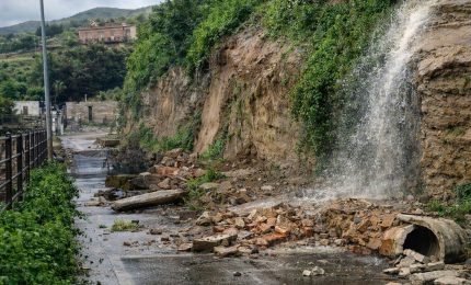 Maltempo, frane nel Messinese: 50 persone bloccate nei boschi / Video