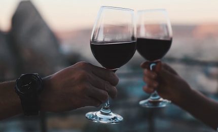 Vino, i rossi tornano protagonisti tra la generazione Z