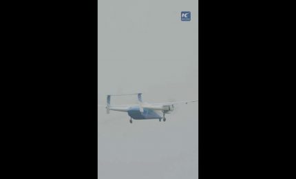 Cina, aereo commerciale cargo senza pilota HH-200 completa volo inaugurale