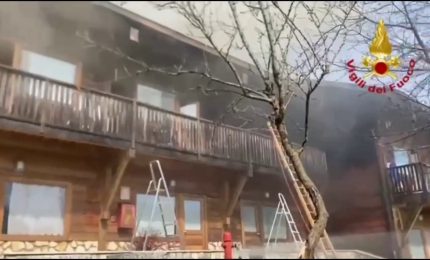 Asiago, incendio in una struttura ricettiva: nessun ferito, le immagini