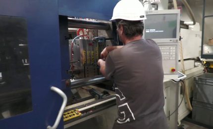 In lieve rialzo la produzione industriale a febbraio