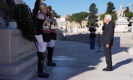 25 aprile, Mattarella depone una corona di alloro all'altare della Patria