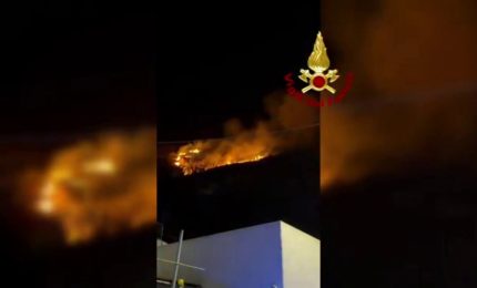 Incendio minaccia abitazioni a Ischia, le operazioni di spegnimento