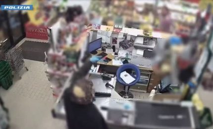 Rapina in un supermercato con una maschera in silicone, 51enne arrestato a Roma