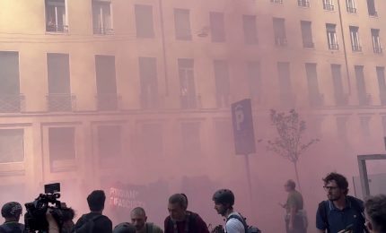 Corteo centri sociali a Milano,fumogeni e petardi contro la Polizia: le immagini