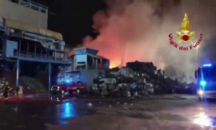 Incendio in azienda di demolizione auto a Bollate, nessuna persona coinvolta