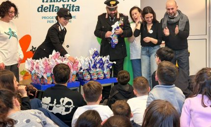 Palermo, i Carabinieri donano uova di Pasqua ai bimbi dello Zen