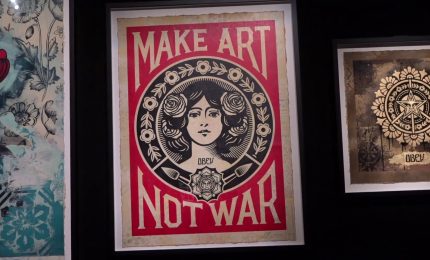 La forza della pace nella mostra di Obey alle Gallerie d'Italia a Napoli