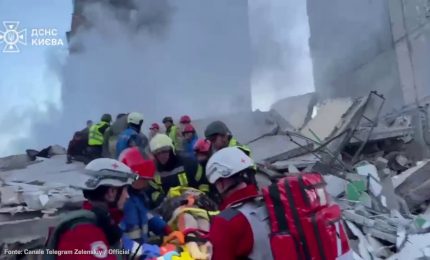 Nella notte massiccio attacco russo su Kiev, le immagini dei soccorsi