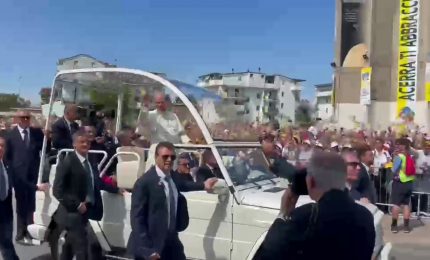 Papa Leone XIV arriva in piazza ad Acerra a bordo della Papamobile, le immagini
