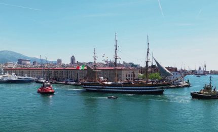 La Nave Amerigo Vespucci salpa dal Porto di Genova, le immagini dal drone