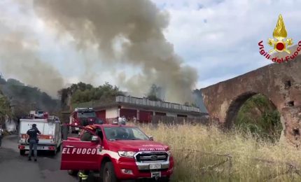 Vasto incendio a Catania nella zona della Timpa di Leucatia