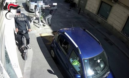 Torino, anziana reagisce allo scippo e fa arrestare un giovane ladro