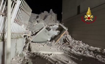 Napoli, nella notte crolla una porzione della Vela rossa di Scampia: le immagini