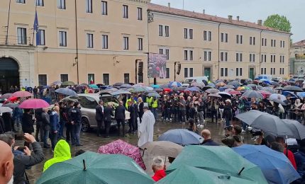 Addio a Zanardi: migliaia di persone ai funerali di Alex a Padova