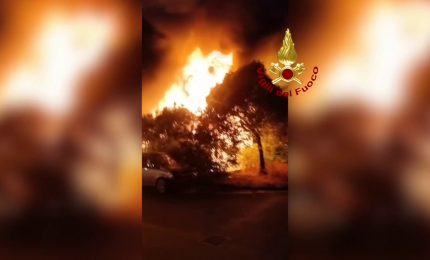 Un incendio distrugge un centro di autodemolizione nel Milanese