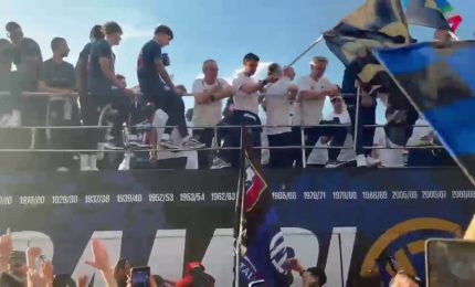 Inter campione d'Italia, &egrave; festa sul pullman scoperto lungo le vie di Milano