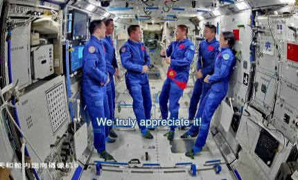 Gli astronauti della Shenzhou-21 completano il passaggio di consegne