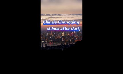 Cina, la citt&agrave; di Chongqing illumina la notte con paesaggi di luci