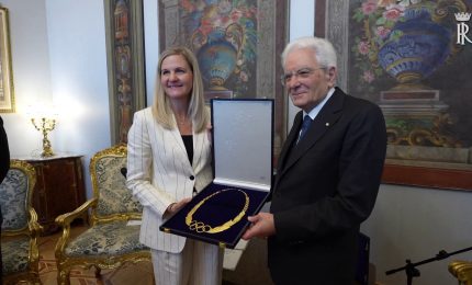 Mattarella riceve il Collare Olimpico da presidente del Cio Coventry