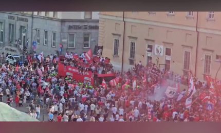 Festa Monza per la promozione in Serie A, le immagini del pullman scoperto