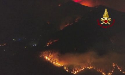 Fiamme sul Monte Faeta, focolai attivi sul versante Pisano: le immagini