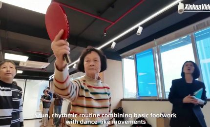 Cina, ex campionessa 80enne porta il 'ping-pong workout' nei vicoli di Shanghai
