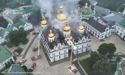Bombardamenti nel weekend in Ucraina, in fiamme la Cattedrale della Dormizione