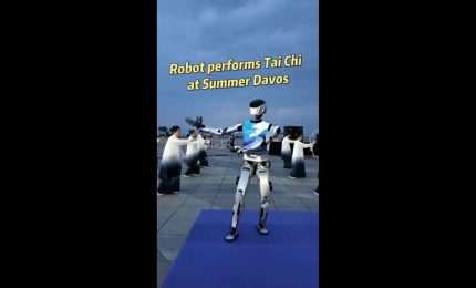 Cina, un robot pratica il Tai Chi al Summer Davos Forum