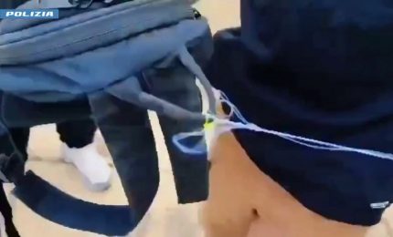 Droga nascosta nel comignolo e recuperabile con lenza a Ostia, arrestato pusher